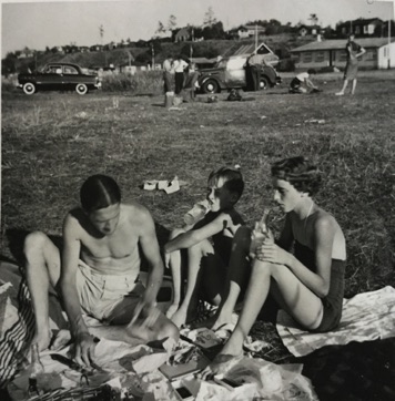 VED STRANDEN - LYSTRUP STRAND, fam. Munk Kristensen er cyklet fra Kristrup a 1955 .jpeg